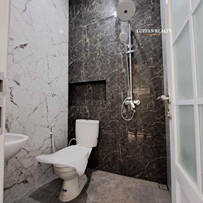 rumah 3 lantai dalam komplek dekat kampus istn