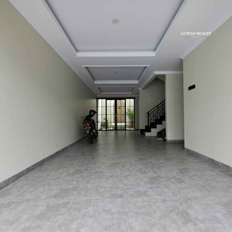 rumah 3 lantai dalam komplek dekat kampus istn