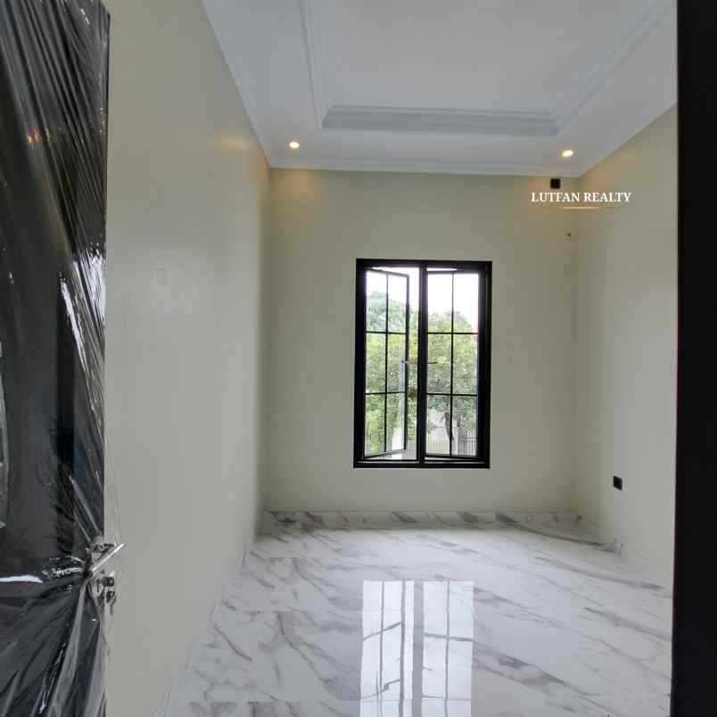 rumah 3 lantai dalam komplek dekat kampus istn