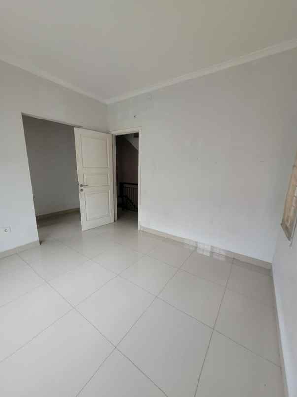 rumah 3 lantai di cluster omaha village gading serpong
