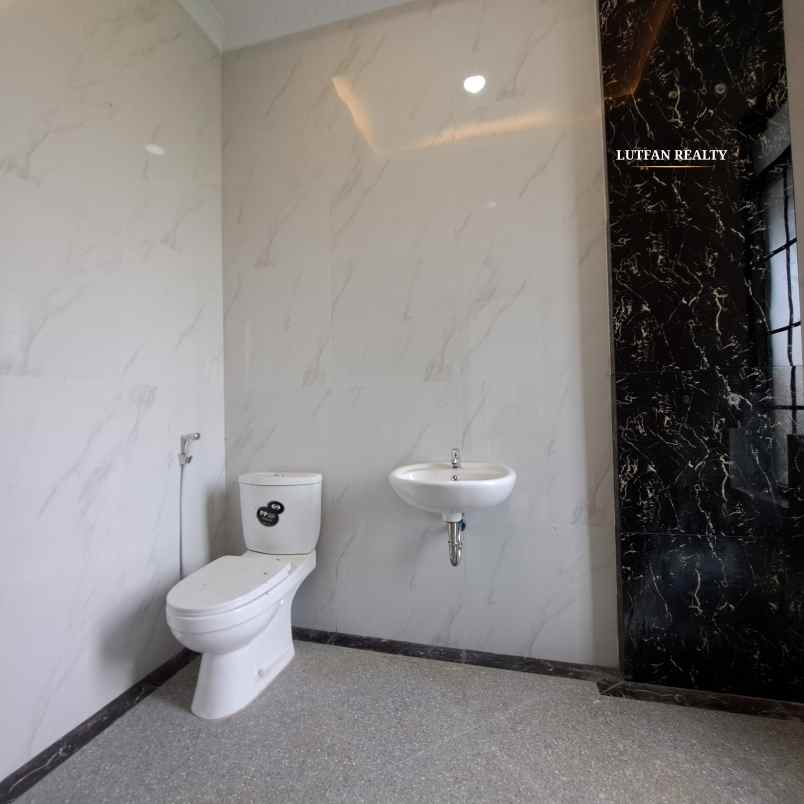 rumah 3 lantai jagakarsa dekat stasiun