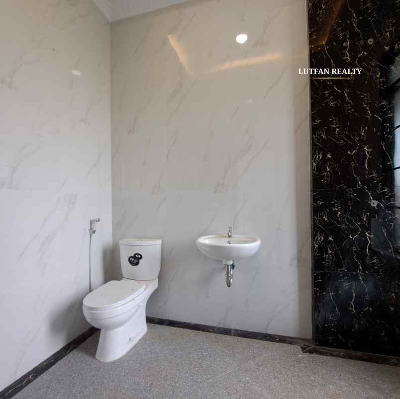 rumah 3 lantai jagakarsa dekat stasiun