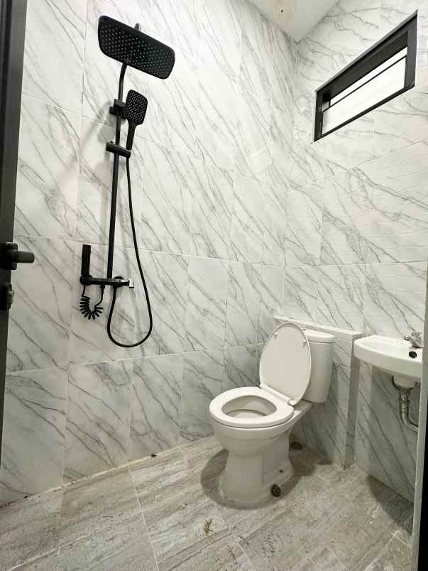 rumah baru 2lt condet jakarta timur siap huni