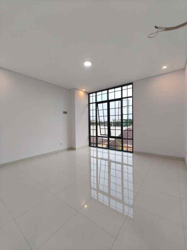 rumah baru lokasi strategis di jatinegara jaktim