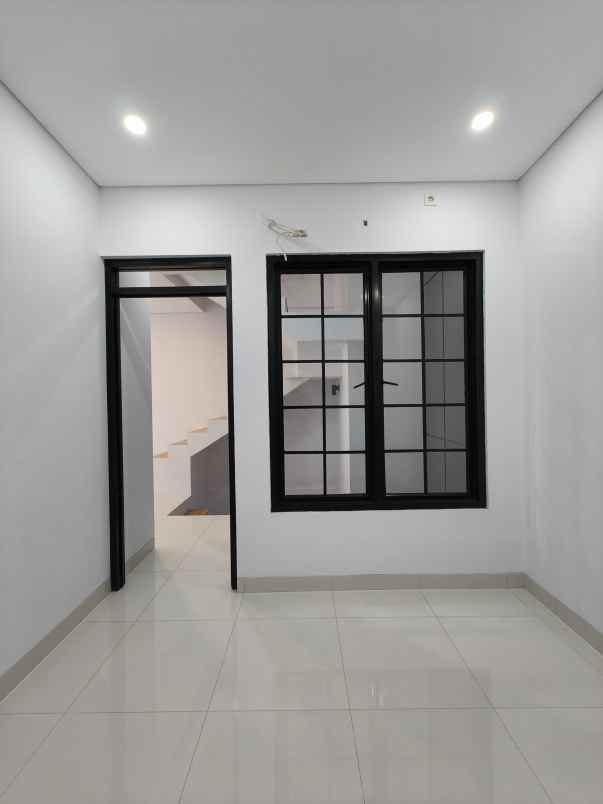 rumah baru lokasi strategis di jatinegara jaktim