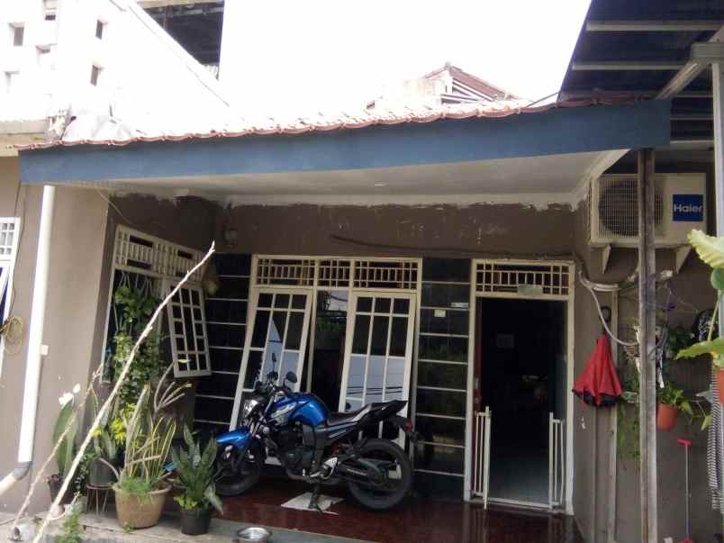rumah jl kemiri beji depok jawa
