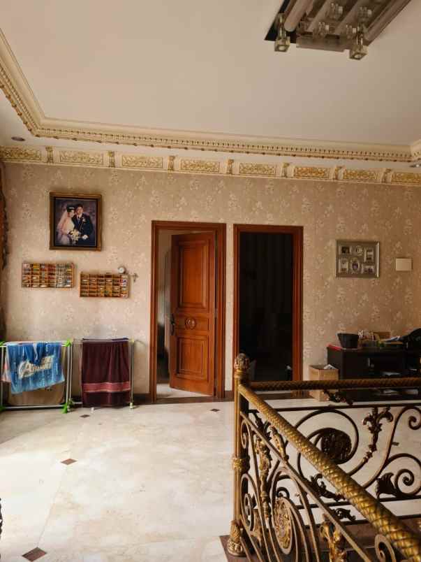 rumah klasik di harapan indah regency bekasi