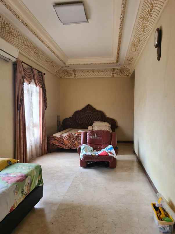 rumah klasik di harapan indah regency bekasi