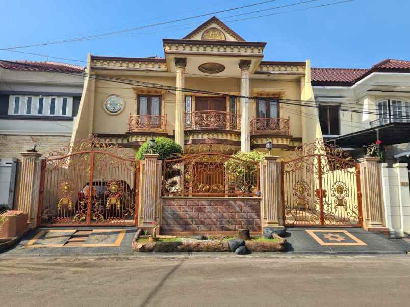 rumah klasik di harapan indah regency bekasi