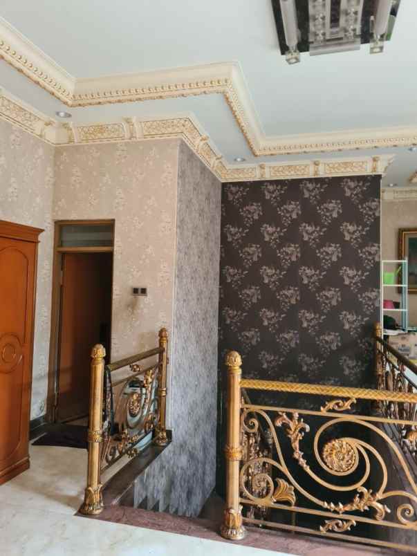 rumah klasik di harapan indah regency bekasi