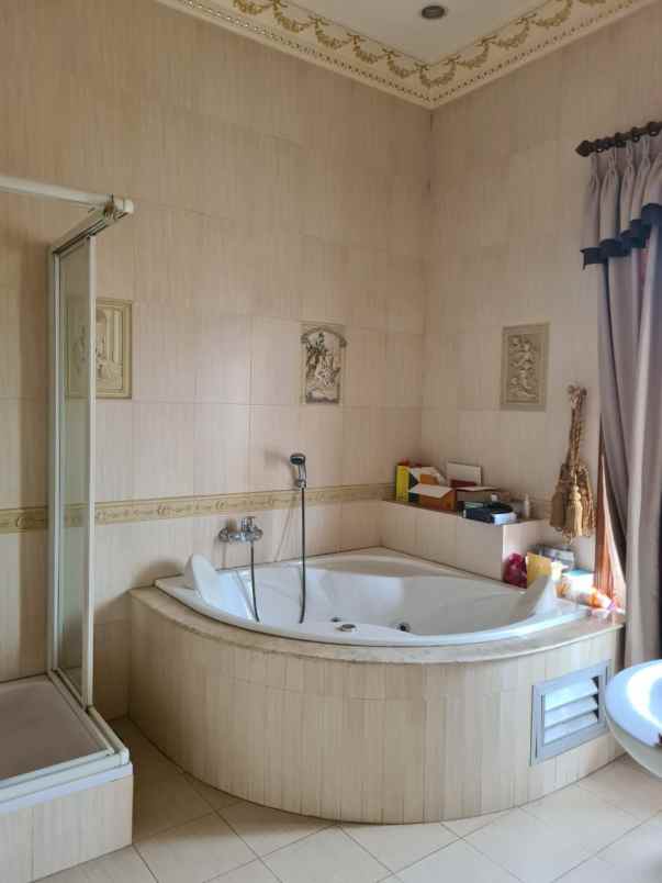 rumah klasik di harapan indah regency bekasi