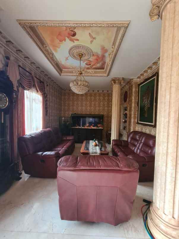 rumah klasik di harapan indah regency bekasi