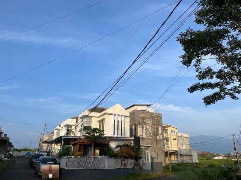 rumah konsep villa lokasi di karangploso