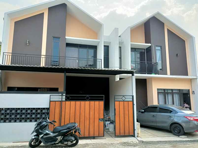 rumah kpr 2 lantai dekat exit tol dan stasiun