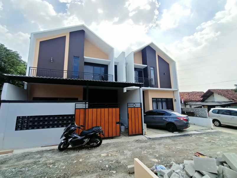 rumah kpr 2 lantai dekat exit tol dan stasiun