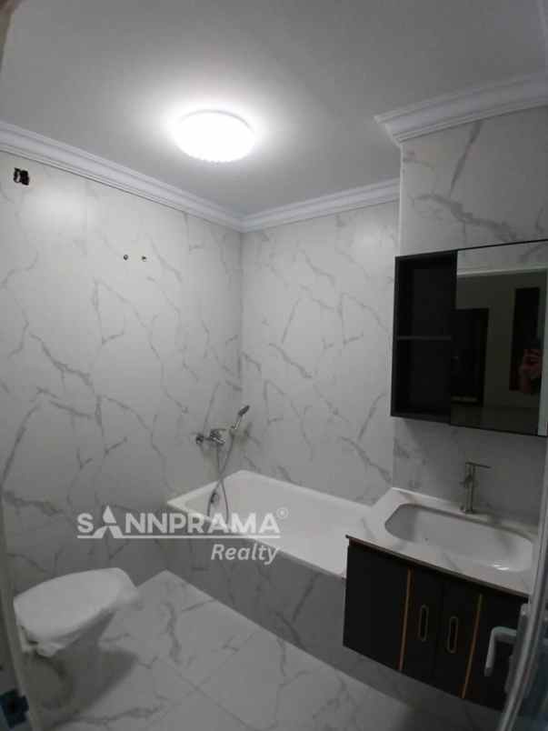 rumah mewah 2 5 lantai strategis di mampang depok iml