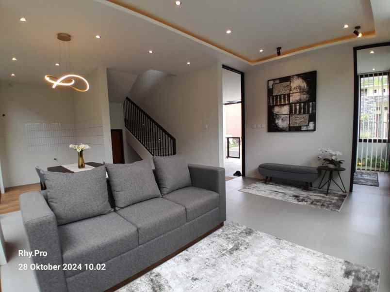 rumah mewah full furnished dekat kampus uii