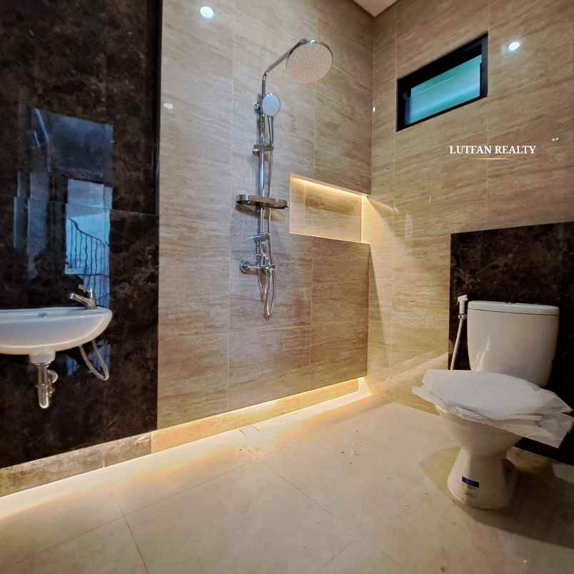 rumah modern classic jagakarsa dekat tol andara