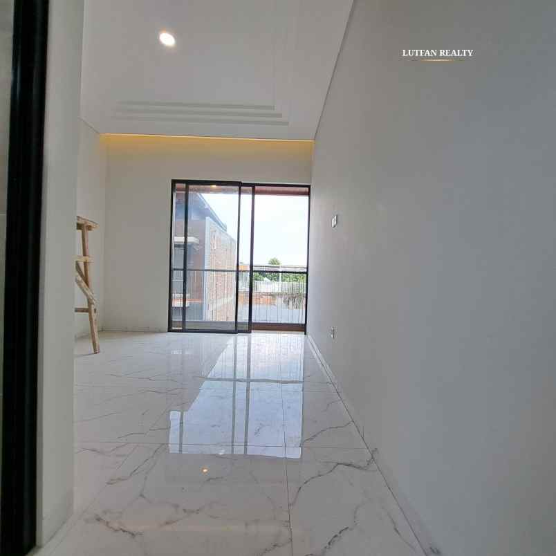 rumah modern kontemporer jagakarsa