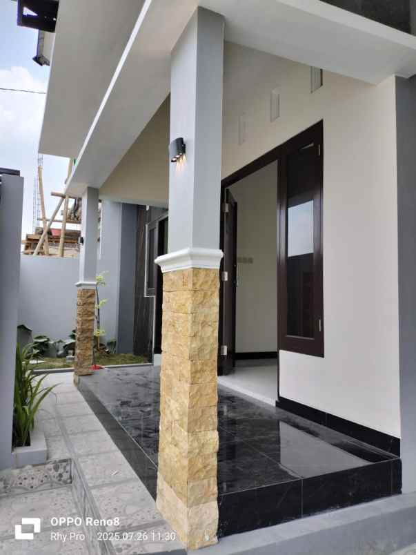 rumah modern limasan dekat sd model sleman