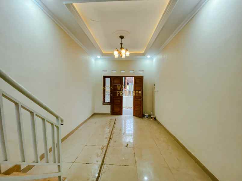 rumah siap huni 2 lantai full furnish dekat kampus upn