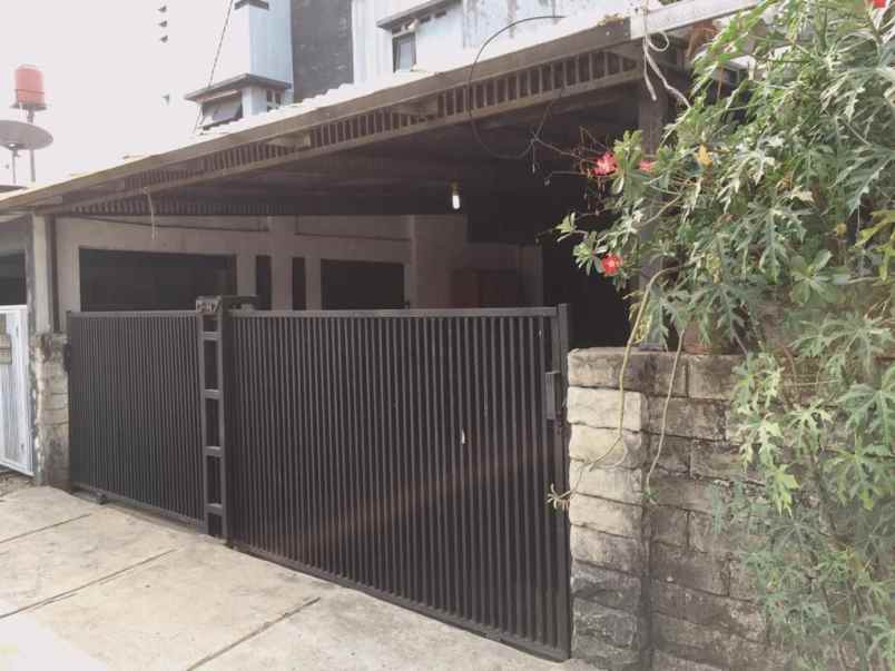 rumah tenang dan aman di komplek pesanggrahan permai