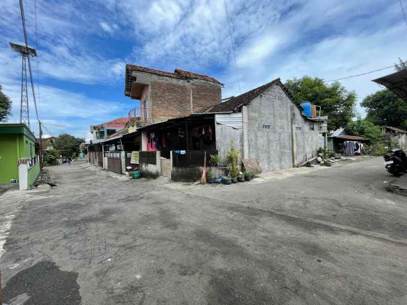 selatan pasar gentan tanah jakal km 9 lingkungan kos