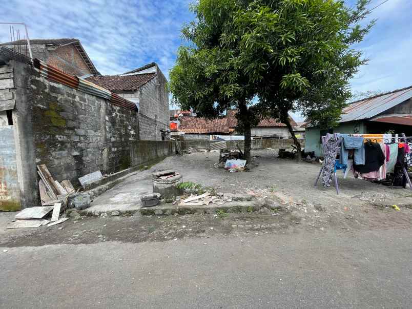 selatan pasar gentan tanah jakal km 9 lingkungan kos