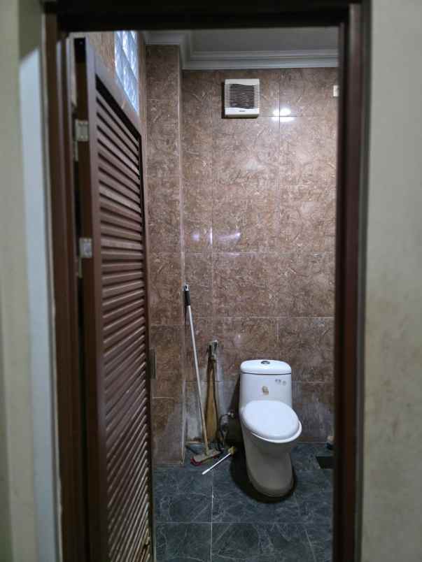 sewa rumah kantor usaha dekat halim