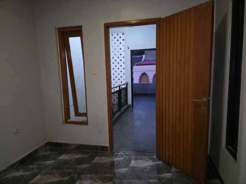 sewa rumah kantor usaha dekat halim