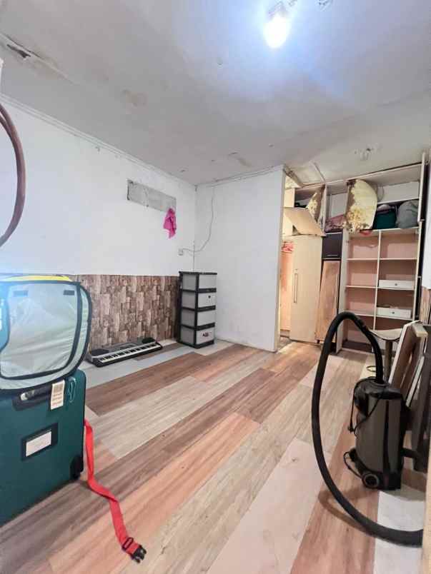 dijual rumah 2 lantai di kembangan dekat mall tol