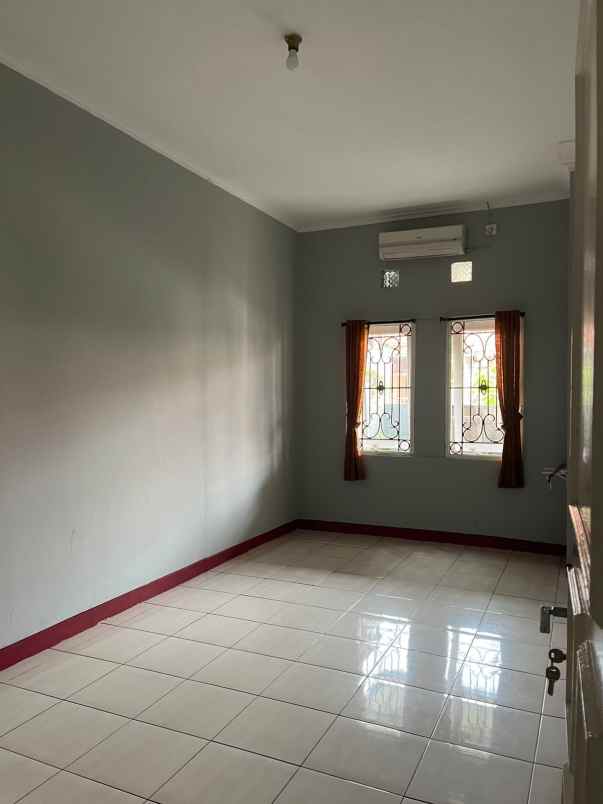 dijual rumah cluster taman sari kota