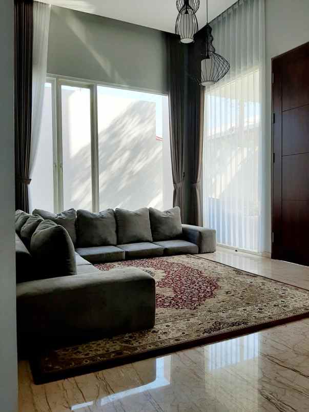 dijual rumah dharmahusada utara