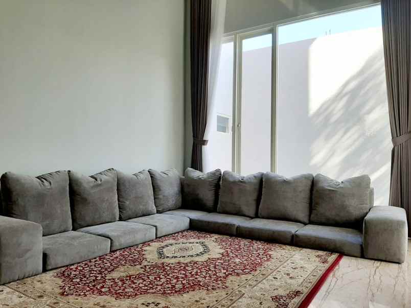 dijual rumah dharmahusada utara