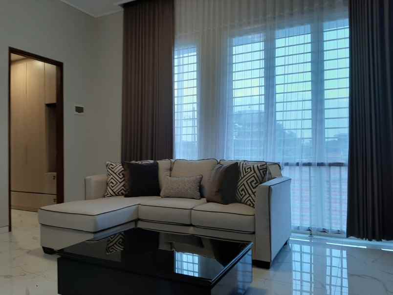 dijual rumah dharmahusada utara