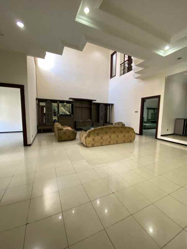 dijual rumah graha family