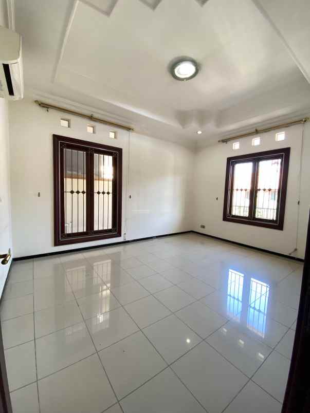 dijual rumah graha family