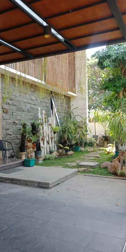 dijual rumah graha natura