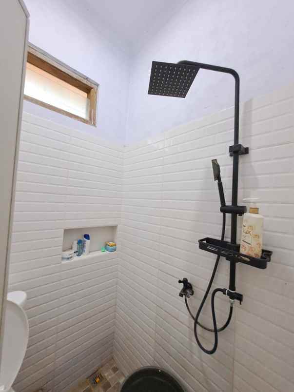 dijual rumah hook 2 lantai tamanalamanda bekasi