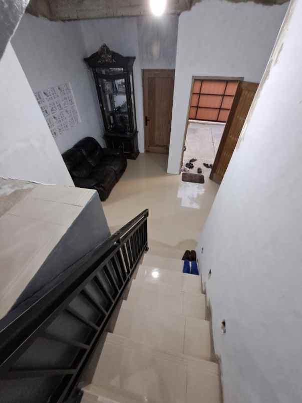 dijual rumah hook 2 lantai tamanalamanda bekasi