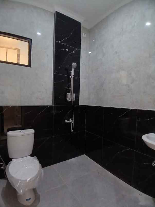 dijual rumah jalan kemang raden saleh depok