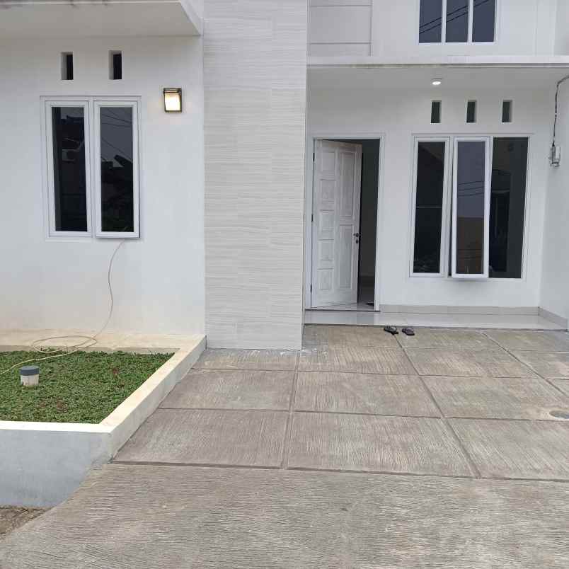 dijual rumah jl bambu kuning serua