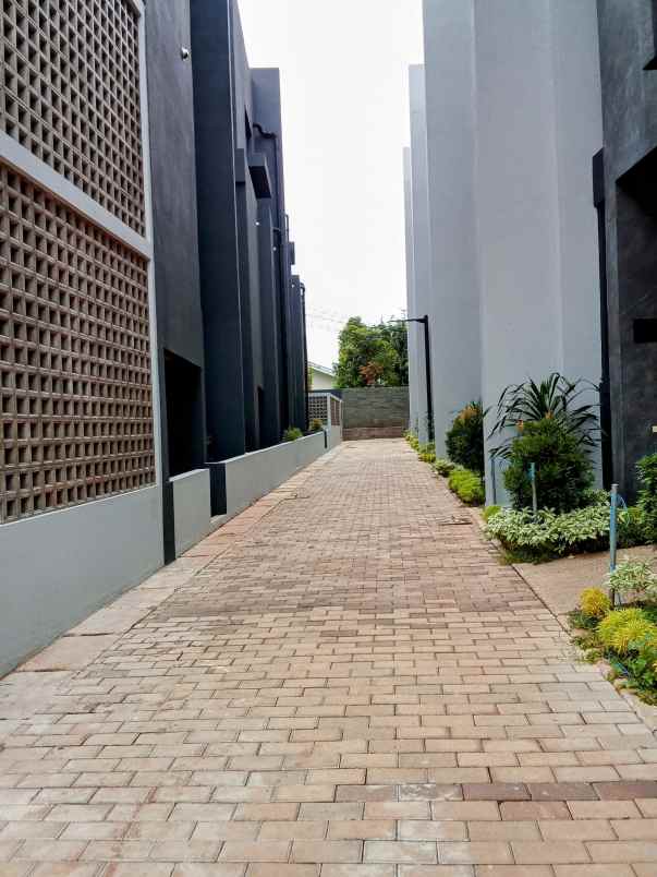 dijual rumah jl raya kebayoran lama