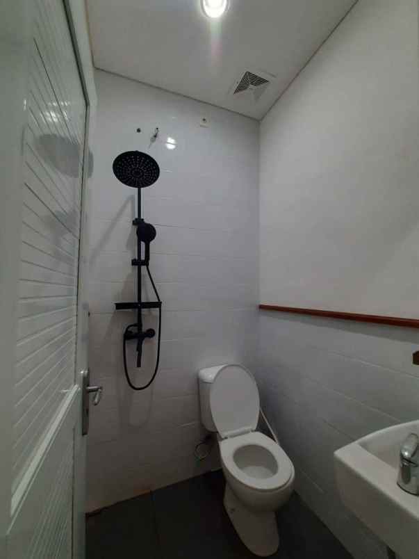 dijual rumah kalibaru