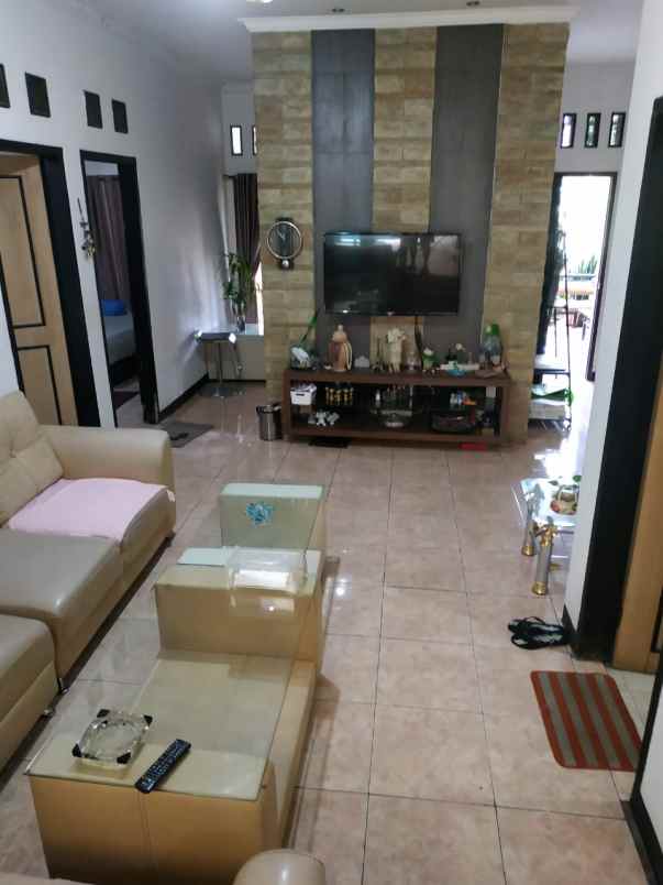 dijual rumah komplek duta regency
