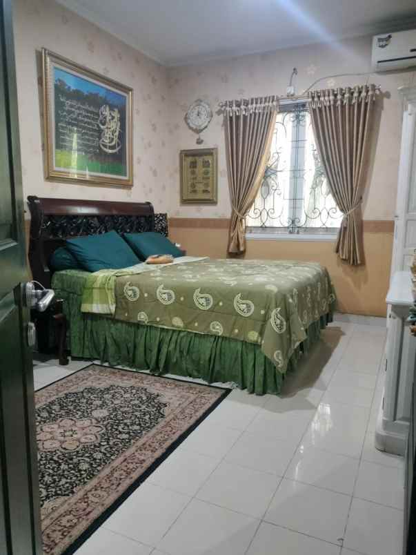 dijual rumah komplek metro permata