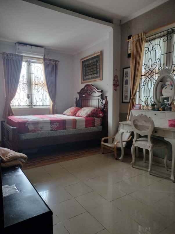 dijual rumah komplek metro permata