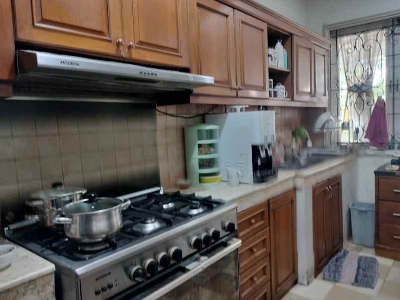 dijual rumah komplek metro permata