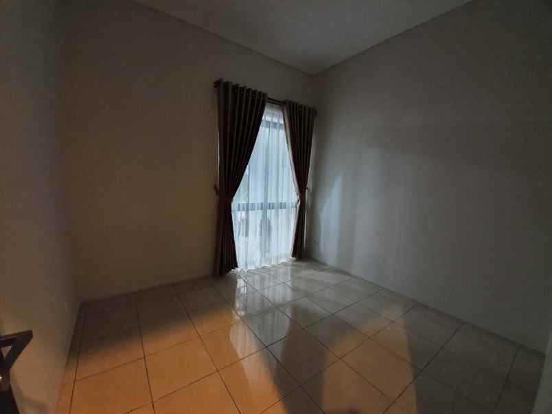 dijual rumah kota baru parahyangan