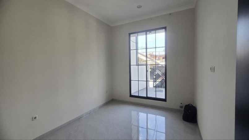 dijual rumah manyar kertoadi